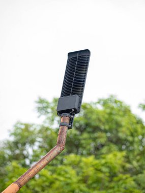 LED sokak lambası metal bir direğe sabitlenmiş.