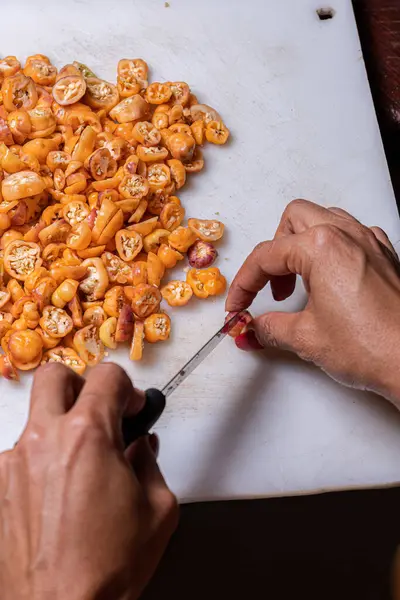 Szeletelő Sok Sárga Paprika Pácoláshoz — Stock Fotó