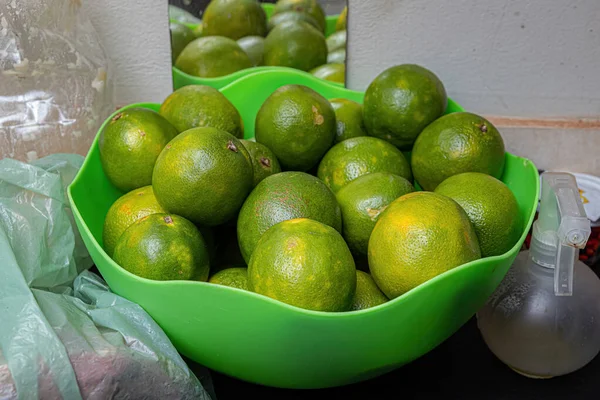 Orangenfrüchte Mit Schale Grüner Farbe Einem Grünen Behälter — Stockfoto
