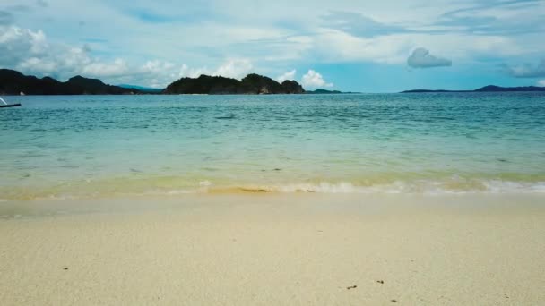 Tropisk strand och blå havet.Karamoanska öarna. Vågor på sandstranden. — Stockvideo