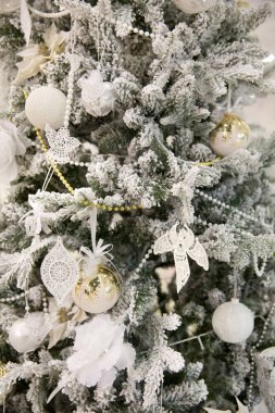 Noel ağacı beyaz dantelle süslenmiş. Noel arkaplanı.