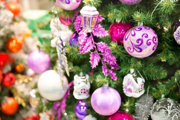 Close Van Kleurrijke Ornamenten Kerstboom Gelukkig Nieuwjaar Kerstmis Bokeh Licht — Stockfoto