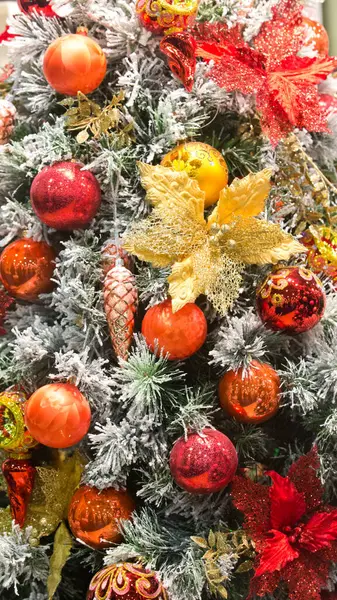 Bulanık, ışıl ışıl ve peri arkaplanda süslenmiş Noel ağacı. Noel ağacındaki renkli süslemeleri kapat. Mutlu yıllar ve Noel. Bokeh hafif yumuşak etkisi.