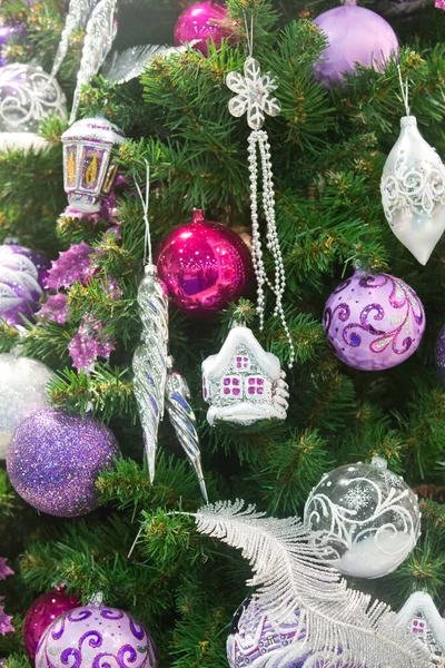 Close Van Kleurrijke Ornamenten Kerstboom Gelukkig Nieuwjaar Kerstmis Bokeh Licht — Stockfoto