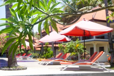 Havuz kenarındaki güneş pansiyonları. Boş zaman yolcuları için. Güzel otel alanı. Boş otel. Bali tatil beldeleri.