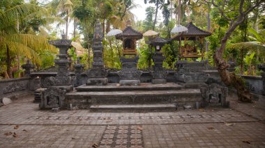 Endonezya, Bali 'de geleneksel Bali taş heykel sanat ve kültürü. Endonezya 'da küçük bir tapınak.