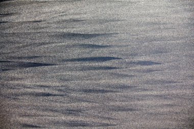 Siyah kum arka planı. Siyah volkanik kum dokusu. Doğal arkaplan.