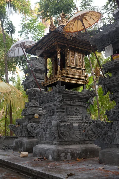 印度尼西亚巴厘岛的传统巴厘石雕艺术和文化 印度尼西亚的一座小庙 — 图库照片