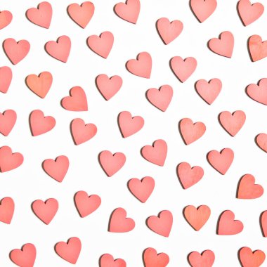 Sevgililer Günü geçmişi, kırmızı kalpler, üst manzara. Beyaz arka planda tahta kalpler..