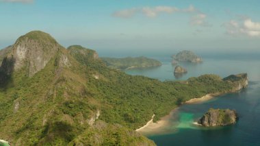 Tropikal körfezi, kayalık adaları, okyanus mavisi suyu olan hava manzaralı deniz manzarası. adalar ve dağlarla kaplı tropikal ormanlar. El nido, Filipinler, Palawan. Tropik Dağ Sırası