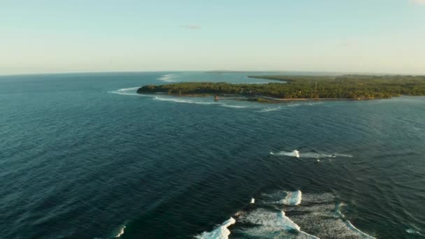 Місце для серфінгу на острові Сіаргао називається хмара 9. Морський мис з островами.. — стокове відео