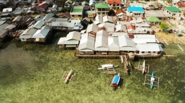 Balıkçı köyü ve tahta bacaklı evler. Dapa şehri, Siargao, Filipinler.