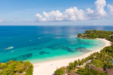 Güzel Punta Bunga Beach Boracay adasında, Filipinler.Oteller güneşli havalarda plaja yakın. Turistler için Boracay adasının sahil.
