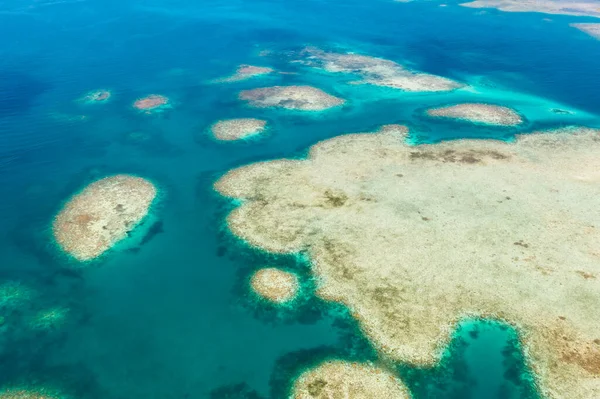 サンゴ礁やラグーン トップビュー 環礁とターコイズブルーの海の水 — ストック写真
