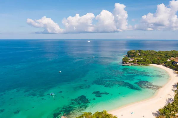 Filipinler, Boracay adasındaki güzel Punta Bunga Sahili. Beyaz kumlu sahil ve mercan kayalıkları olan güzel bir göl. Boracay adasının turistler için kıyısı.