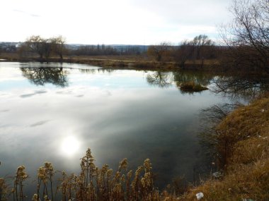 Gölet, gökyüzü, bulutlar, yansıma, sazlık