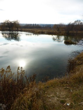 Gölet, gökyüzü, bulutlar, yansıma, sazlık