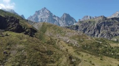 Monviso Dağı manzaralarının 4k videosu. Dji mini2 'nin insansız hava aracıyla yapılan video. Kraliçe 'nin piyanosunun başında tek başına çekilmiş bir video.
