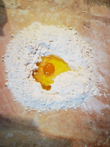 Αλεύρι Σιντριβάνι Αυγό Μέσα Για Κάνει Μια Ζύμη Για Κέικ — Φωτογραφία Αρχείου