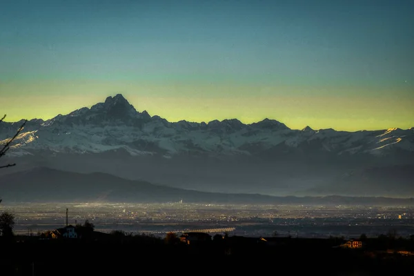 背景と前景にモンヴィオの威厳と強烈な色を持つ美しい夕日ピエモンテ ランゲの谷 イタリア — ストック写真