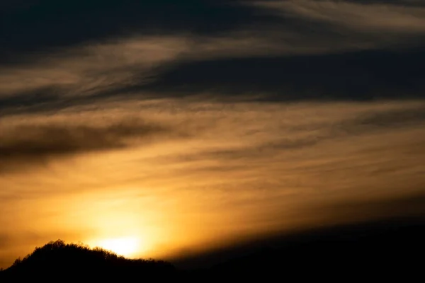 Belo Pôr Sol Vermelho Ardente Com Tons Amarelos Dourados Com — Fotografia de Stock