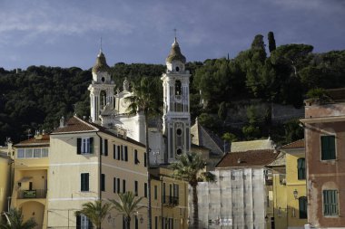 Laigueglia 'nın güzel kilisesi, son dönem Ligurian Barok' unun dini mimarisinin bir örneği, çok eski bir temeldir ama 18. yüzyıl boyunca birçok kez tamamen yeniden inşa edilmiştir.