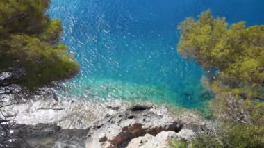 4k video, deniz suyunun batıdaki Ligurian Riviera 'sının kayalıklarına çarptığı bir drone ile çekildi.