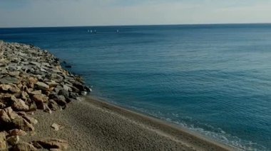 2022 kışında batı Ligurian Riviera 'sında deniz ve Varigotti dalgalarının 4k çekimi.