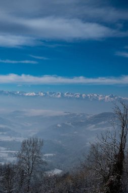 Ocak 2022 'de Alba yakınlarındaki Piedmontese Langhe' deki karla kaplı monviso dağ sırası.