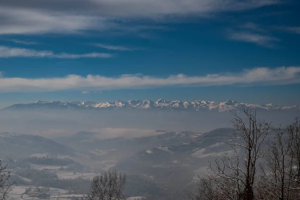 2022年1月 阿尔巴附近皮埃蒙特朗格山脉被雪覆盖的蒙维索山脉 — 图库照片