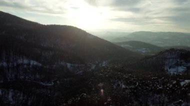 2021 kışında insansız hava aracı tarafından çekilen bir İtalyan ormanının 4K videosu.