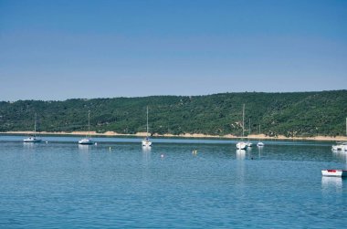 Porquerolles Adası 'nın güzel kumlu kıyıları yakınında fantastik yatlar Fransa' daki Karayip Denizi