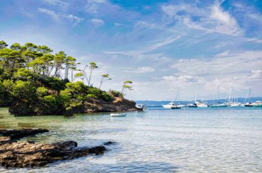 Fransa 'daki Fransız Rivierası (Hyeres) açıklarındaki Porquerolles Adası' nın güzel plajları. Karayipler adalarına benzeyen bir ada.