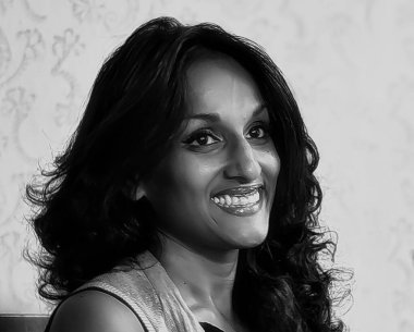 Bir fotoğraf çekimi sırasında siyah-beyaz çok şehvetli bir oryantal model.