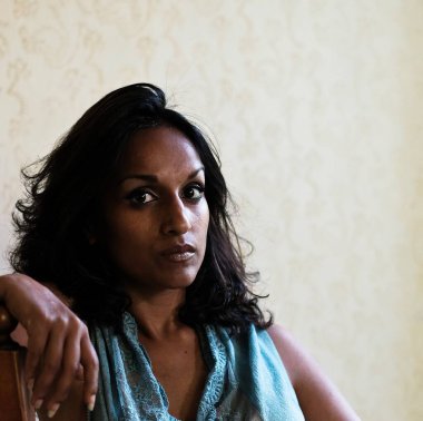 Şehvetli Hint modeli yazın İtalya 'nın kırsal kesiminde bir fotoğraf çekimi (budoir) için poz veriyor