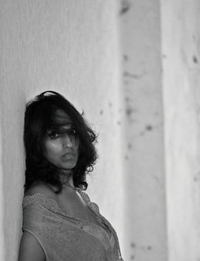 Bir fotoğraf çekimi sırasında siyah-beyaz çok şehvetli bir oryantal model.