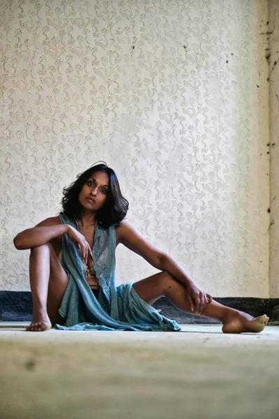 Şehvetli Hint modeli yazın İtalya 'nın kırsal kesiminde bir fotoğraf çekimi (budoir) için poz veriyor