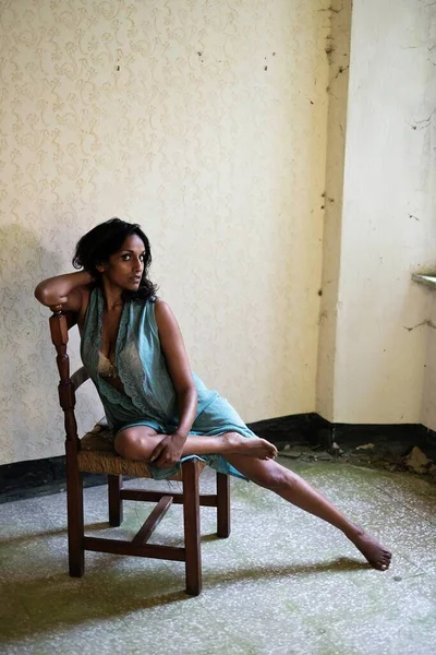 Hint kökenli güzel bir model. Çok şehvetli bir fotoğraf çekimi için poz veriyor. İç çamaşırı ve sabahlıkla.