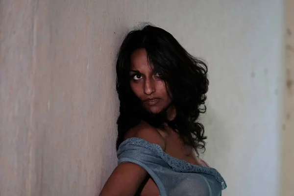 Vacker Modell Indiskt Ursprung Utgör För Mycket Sensuell Fotografering Underkläder — Stockfoto