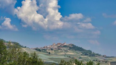 2022 baharında Barolo ve Monforte d 'Alba Piedmontese Langhe manzaraları