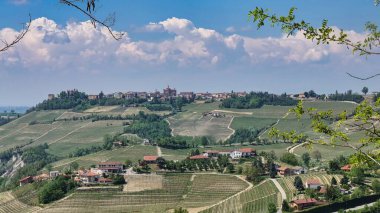 2022 baharında Barolo ve Monforte d 'Alba Piedmontese Langhe' nin üzüm bağlarıyla çevrili manzaraları.