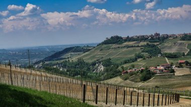 2022 baharında Barolo ve Monforte d 'Alba Piedmontese Langhe' nin üzüm bağlarıyla çevrili manzaraları.