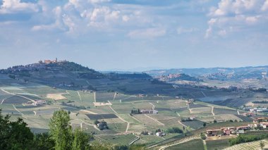 2022 ilkbaharında Barolo ve Monforte d 'Alba Piedmontese Langhe manzaraları.