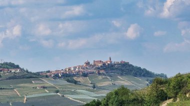 2022 baharında Barolo ve Monforte d 'Alba' nın Piedmontese Langhe 'si