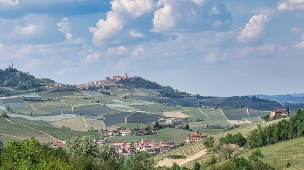 2022 baharında Barolo ve Monforte d 'Alba' nın Piedmontese Langhe 'si