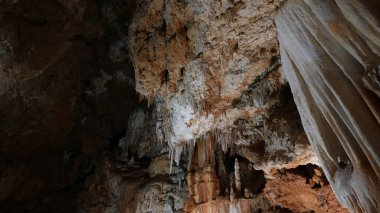 Borgio Verezzi mağaraları, sarkıtları ve dikitleri binlerce yıl boyunca su tarafından kazılmış kaya mağaraları. Batı Liguria 'da