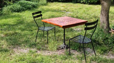 Borgio Verezzi 'deki batı Liguria' nın iç kesimlerinde, muhteşem deniz manzaralı bir bahçedeki bir restoranın masaları.