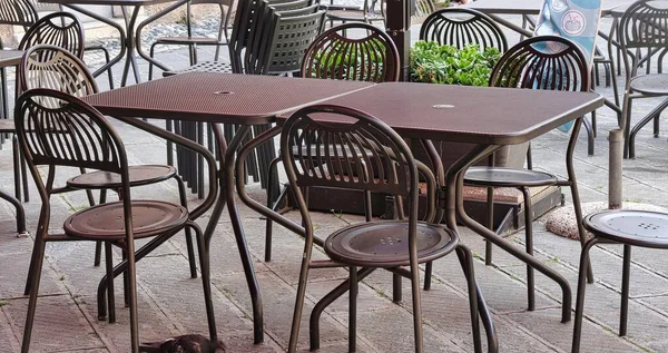 Borgio Verezzi 'deki batı Liguria' nın iç kesimlerinde, muhteşem deniz manzaralı bir bahçedeki bir restoranın masaları.