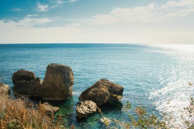 2022 'deki ılık bir bahar gününde deniz suyunun ipeksi etkisine sahip Varigotti ve Ligurian ucu arasındaki kumlu kıyı.