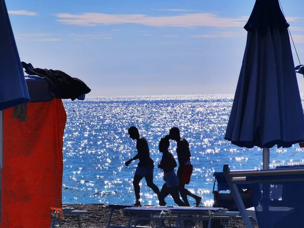 Gruppo Ragazzi Passeggiando Sulla Sabbia Una Spiaggia Della Riviera Ligure — Foto Stock